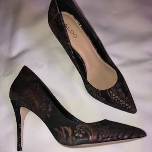 Dressy metallic printed pump